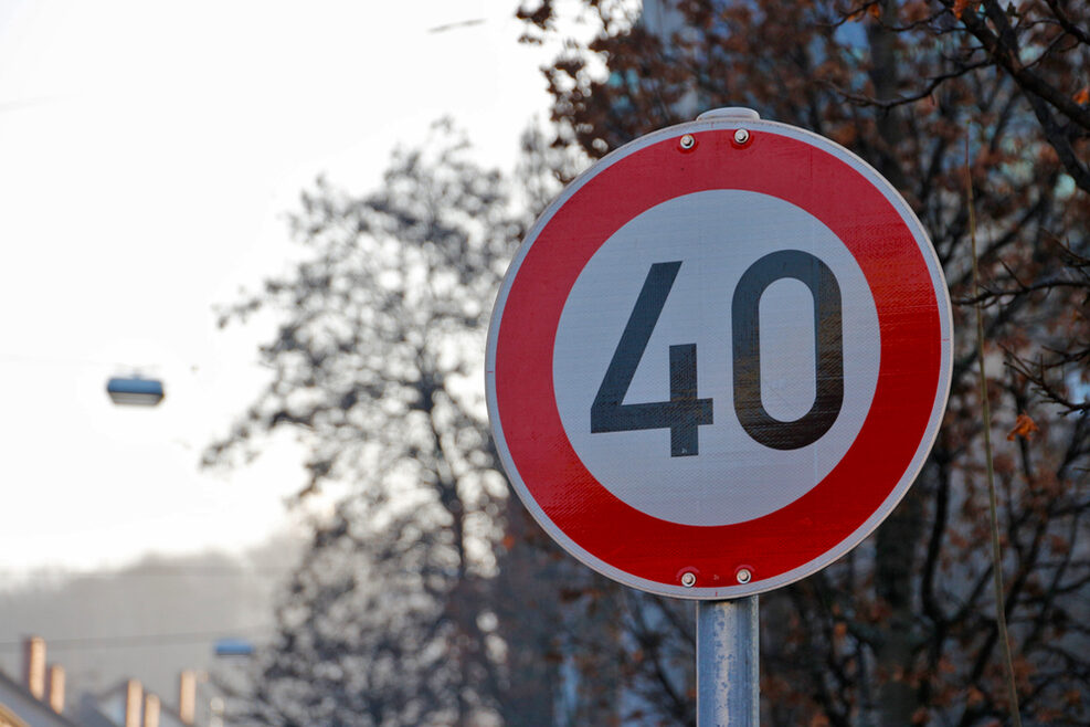 Sign with a speed limit of 40 km/h.