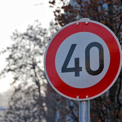 Sign with a speed limit of 40 km/h.